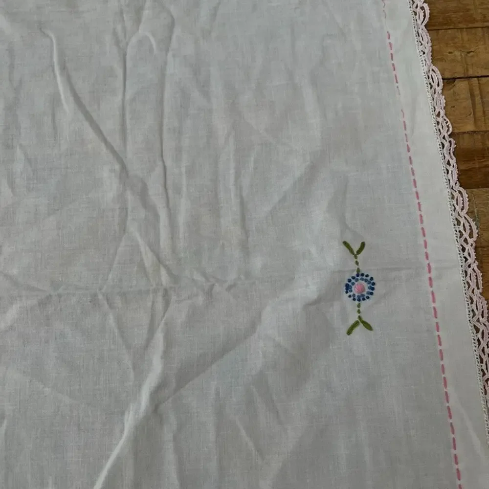 Vtg Hand-Embroidered Linen Kitchen Cloth 36 x 38 in Floral Appliques Lace Trim